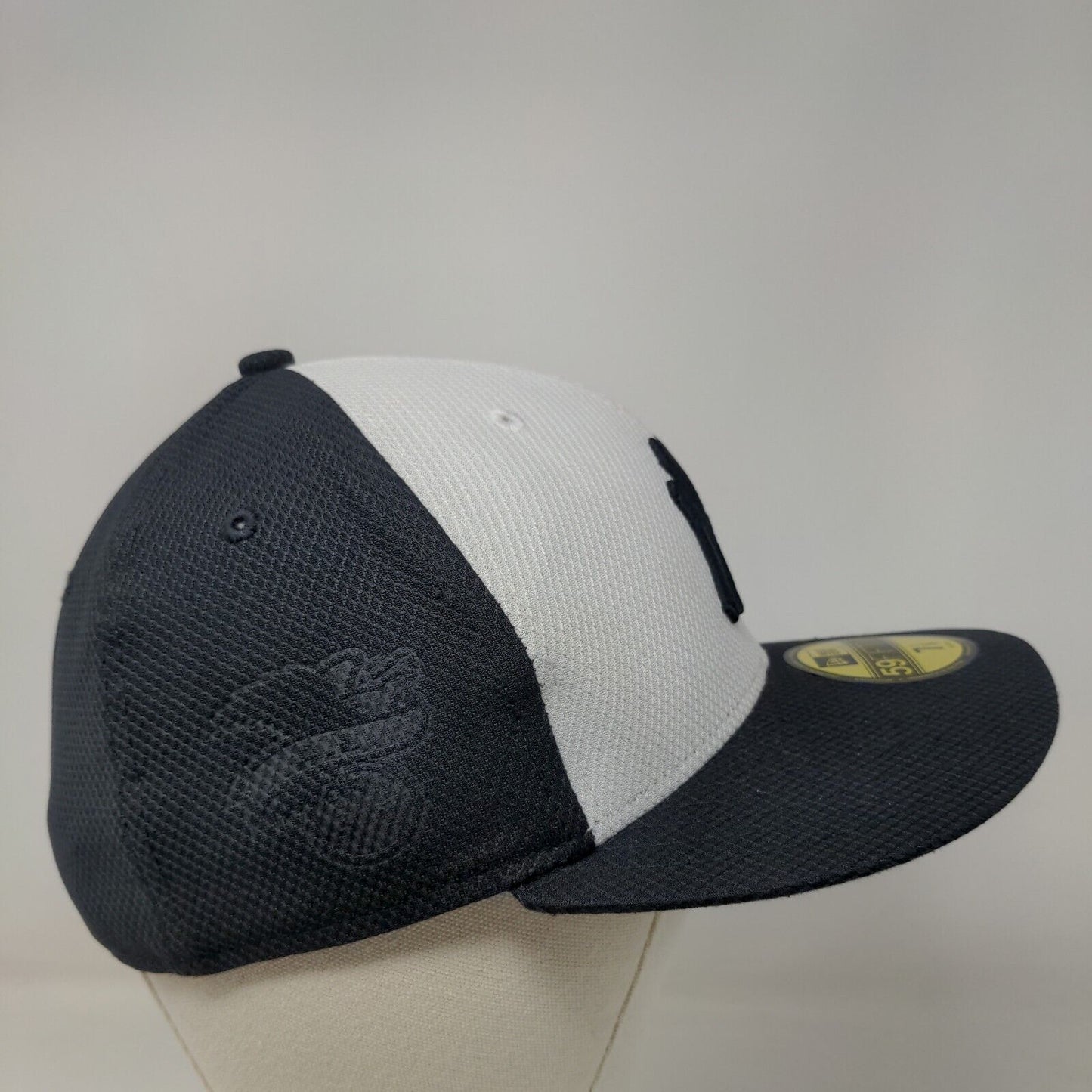 New Era Men's Fitted Hat Bue 7 1/8 Embroidered New York Yankees Logo 59Fifty