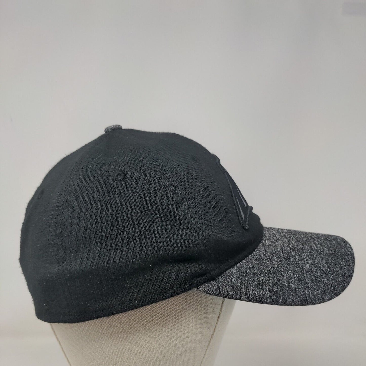 New Era Men's Fitted Hat Black S-M Embroidered Carolina Panthers Logo 39Thirty