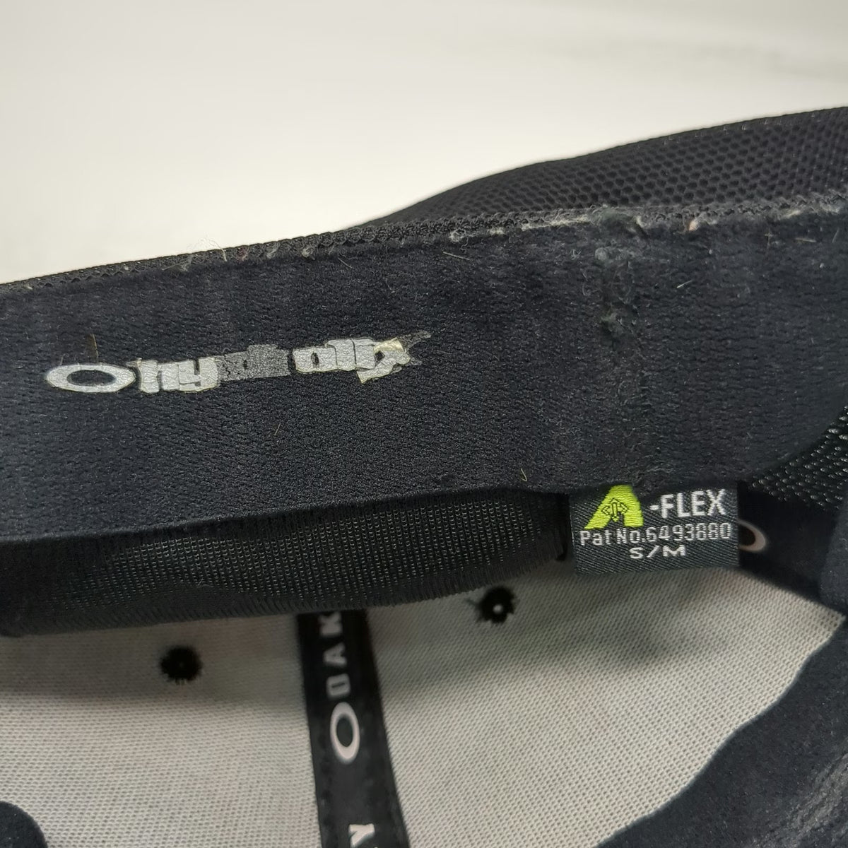 Oakley Baseball Cap Black M Mesh Back A-Flex Stretch Fit Embroidered Logo Hat