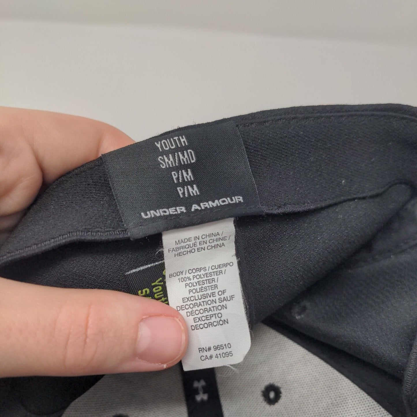 Under Armour Youth Fitted Hat Black Size S/M Lightweight Vented Holes 6 Panel