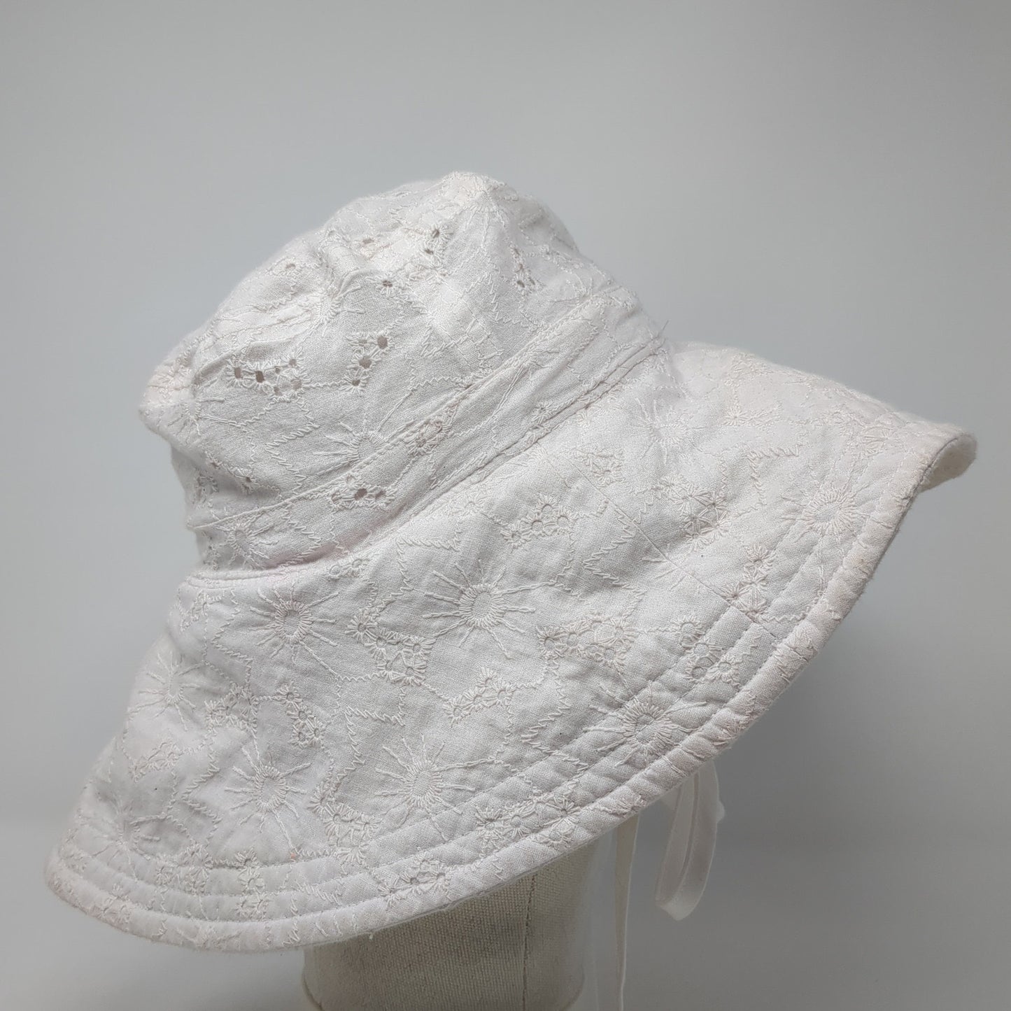 American Eagle Outfitters Bucket Hat White One Size Adjustable Strap Eyelet