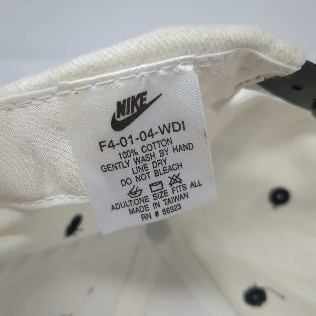 Nike Snapback White Black Swoosh Embroidered Circle Contrast Bill Hat Vintage