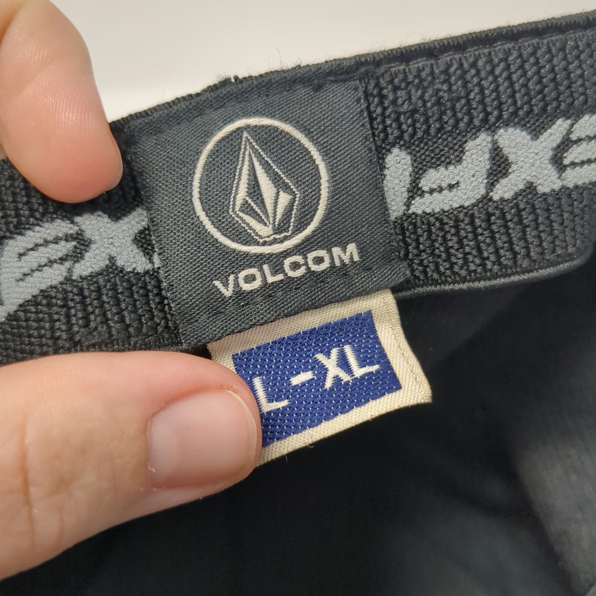 Volcom Baseball Cap Black XL Hat Flexfit Embroidered Logo Stone Curved Brim
