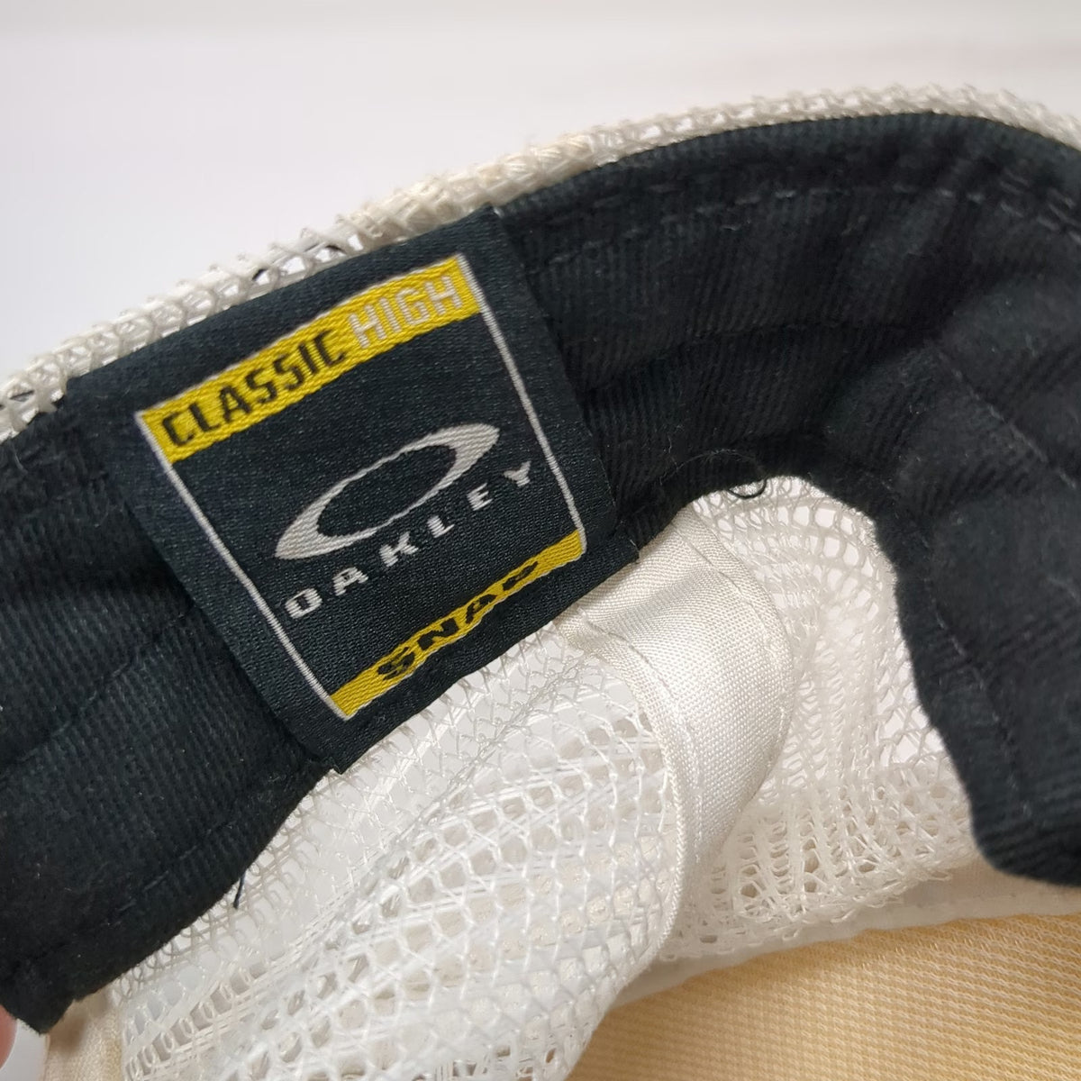 Oakley Trucker Hat White Black One Size Mesh Back Snapback Logo Graphic Hat