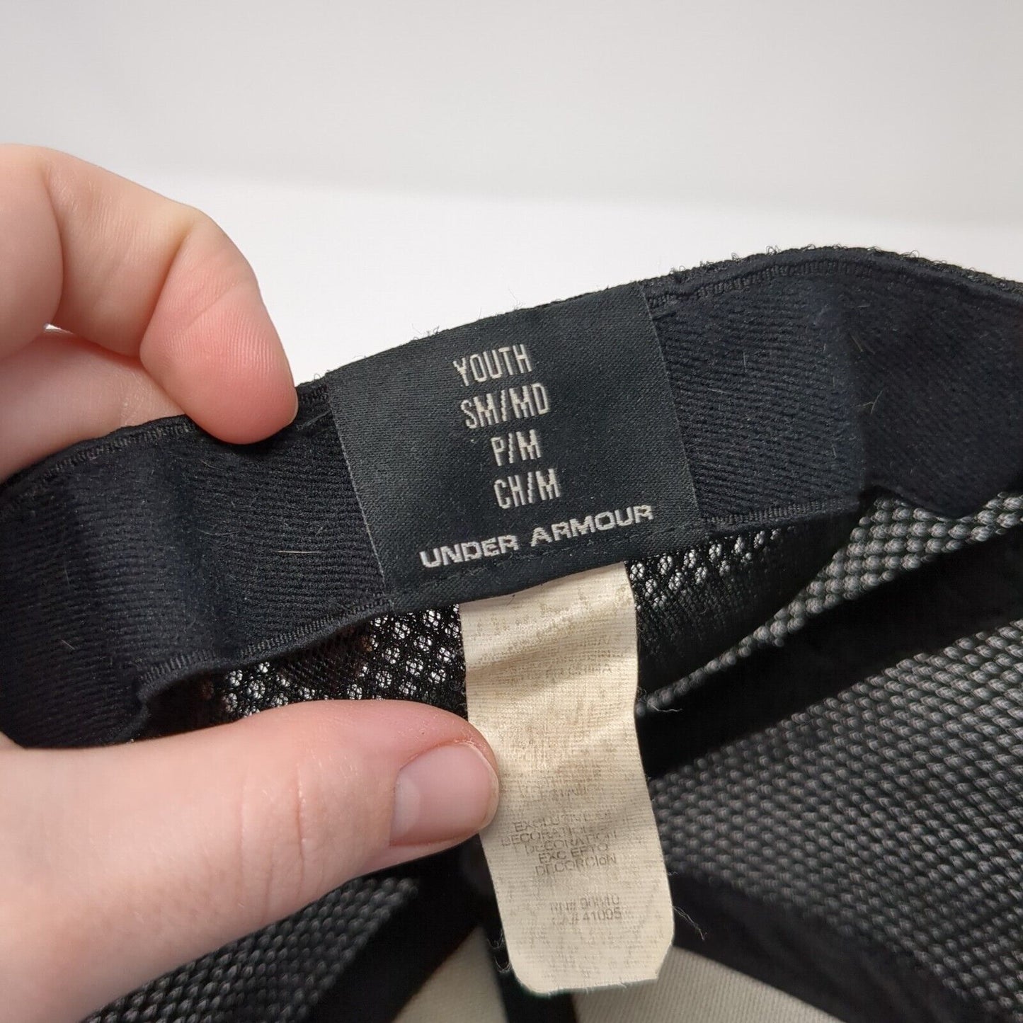 Under Armour Youth Fitted Hat Black S/M Lightweight Embroidered Vented Holes