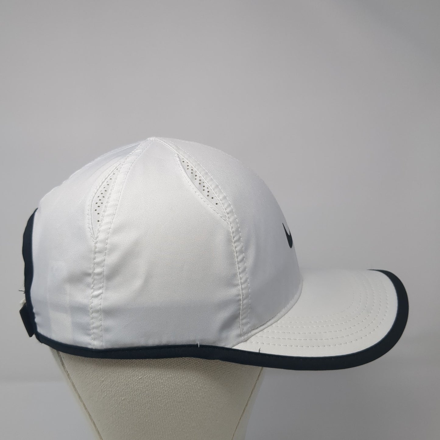 Nike Baseball Cap White One Size Adjustable Embroidered Swoosh Featherlight