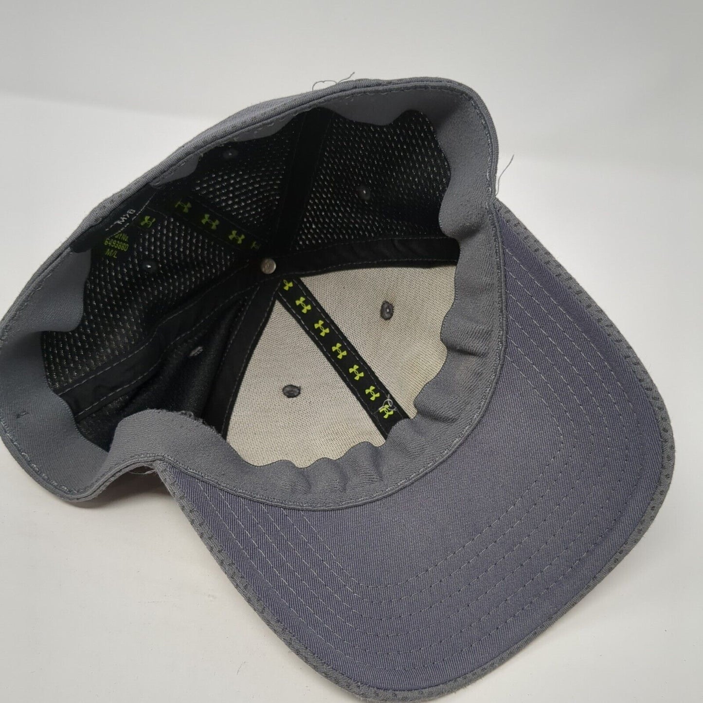 Under Armour Fitted Hat Gray M/L Lightweight Breathable Embroidered 6 Panel