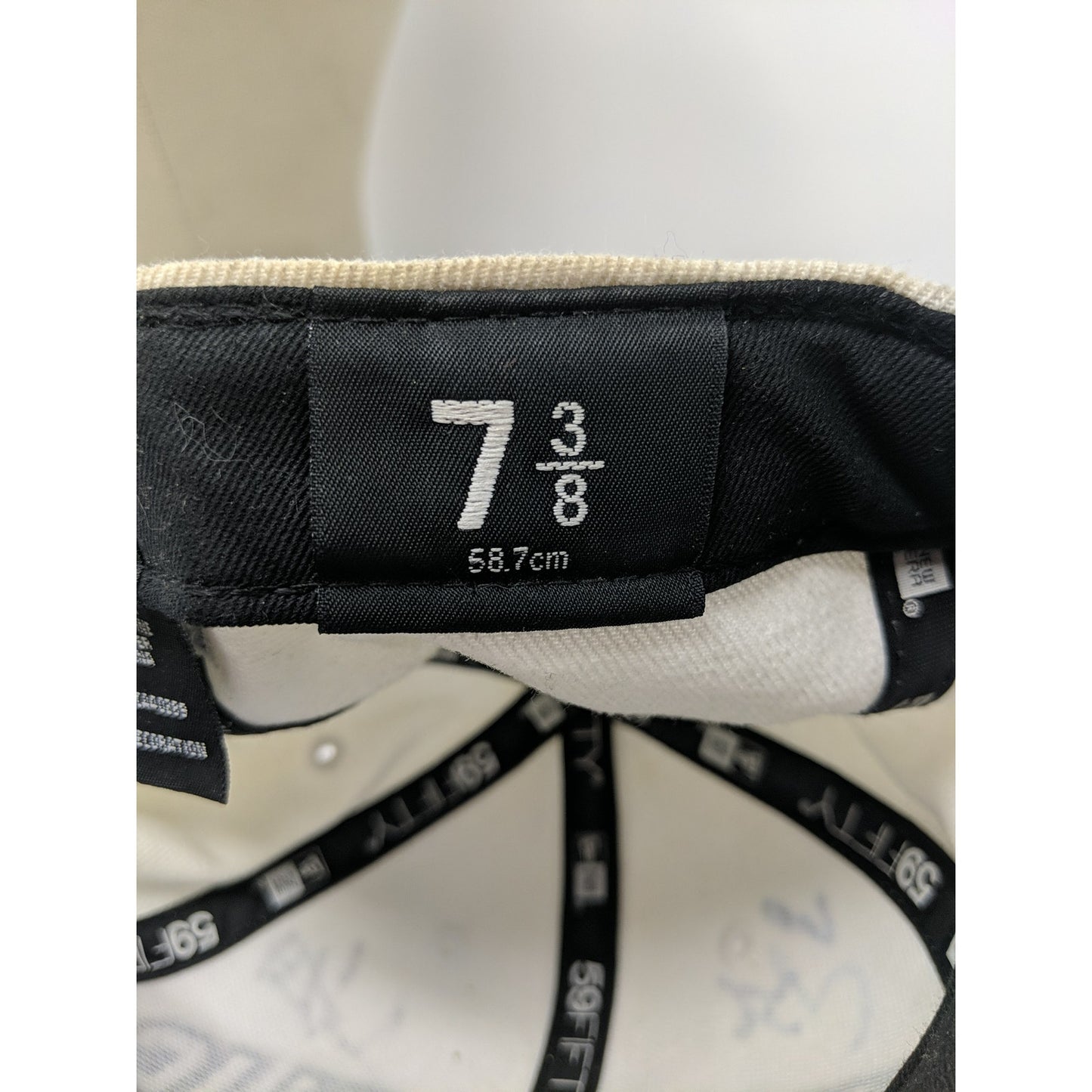 Mens New Era 59Fifty NFL Indianapolis Colts Hat Size 7 3/8 Autographed 5 Players