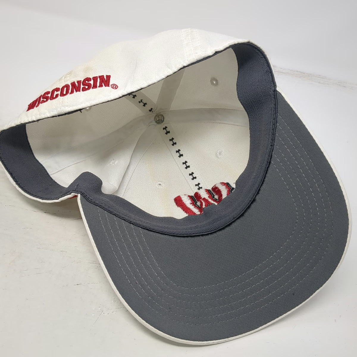 Under Armour Wisconsin Badgers NCAA Cap White Red L Stretch Fit Curved Brim Logo