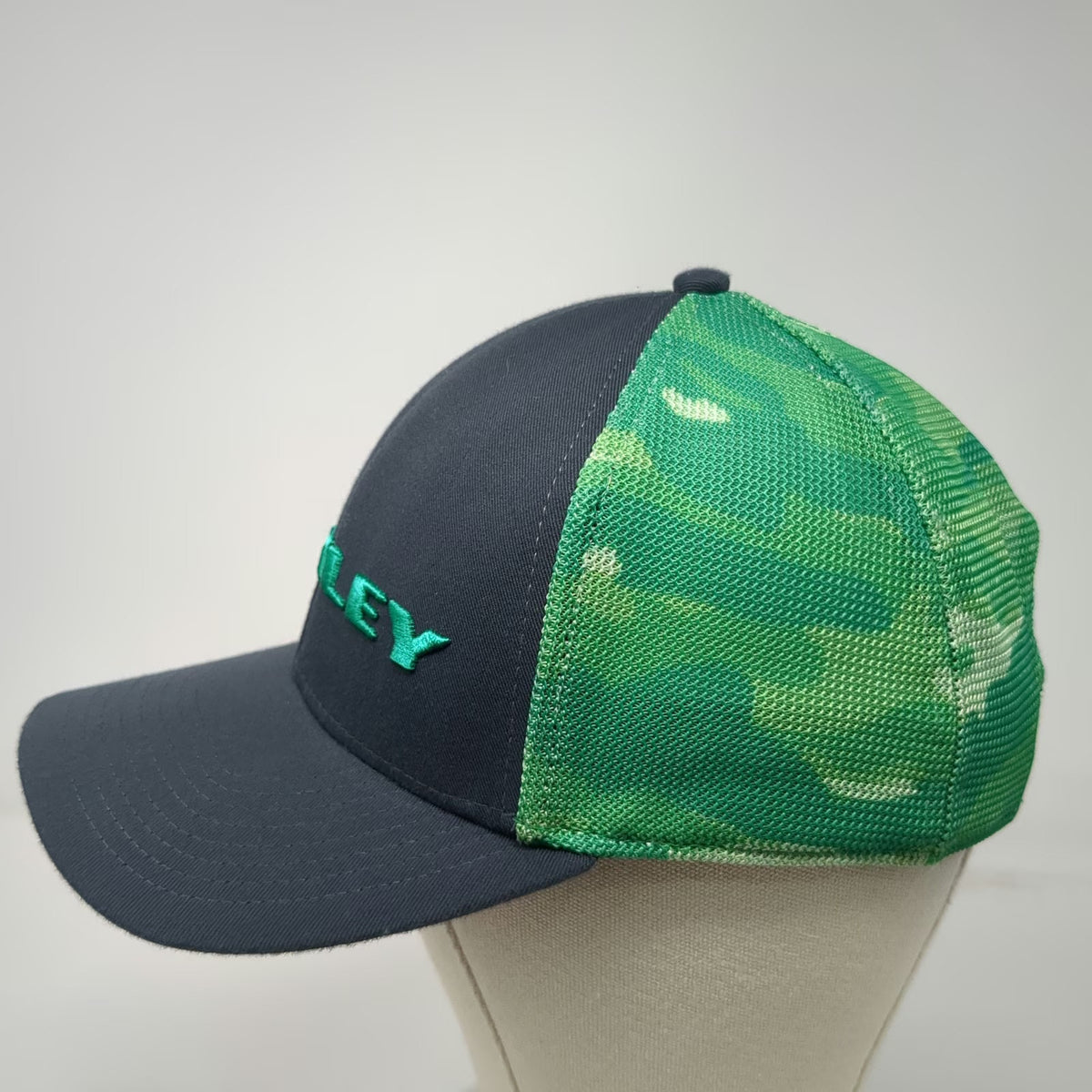 Oakley Trucker Hat Black Green White OSFM Camo Mesh Snapback Embroidered Logo