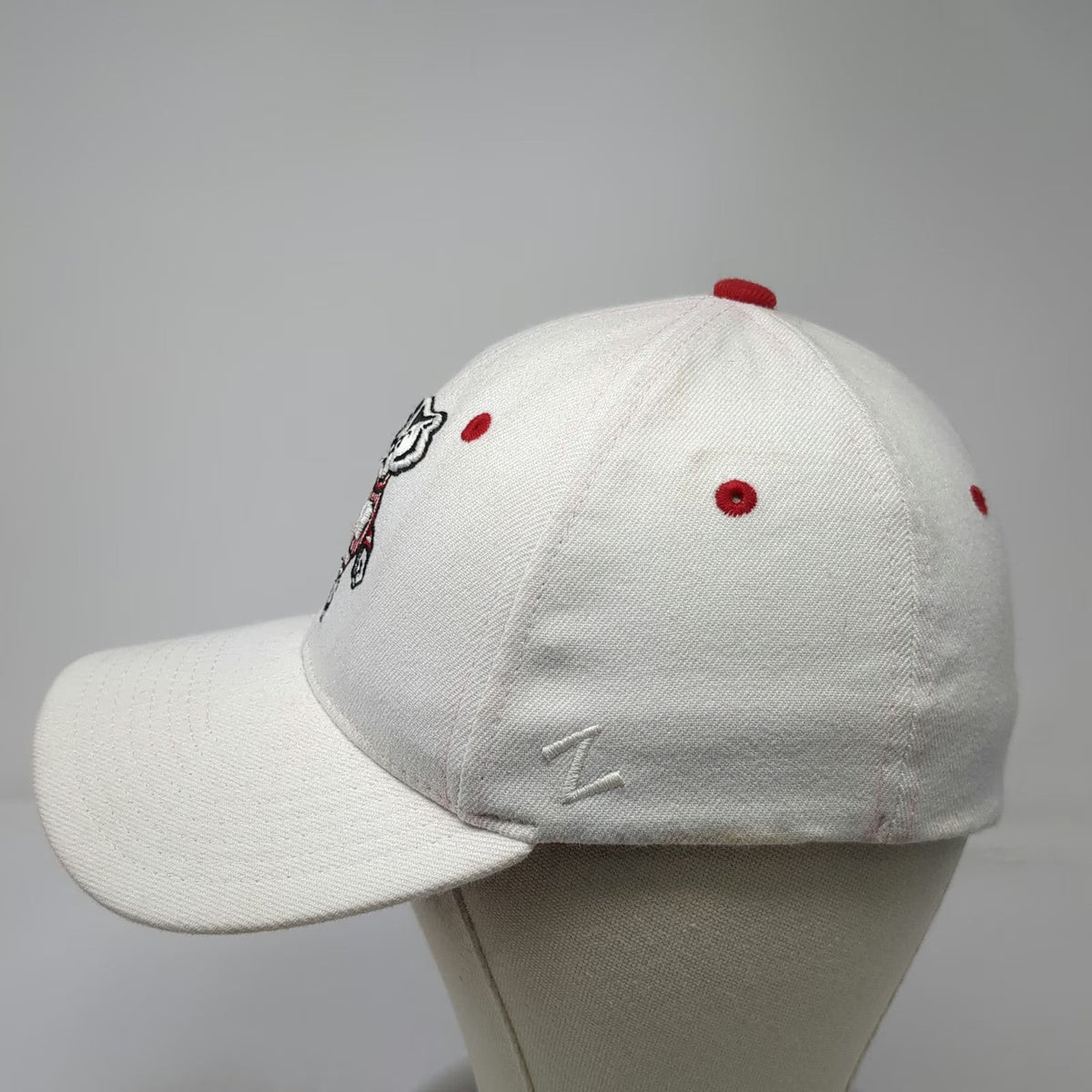 Wisconsin Badgers NCAA Zephyr Cap White L Stretch Fit Bucky Badger Mascot Logo