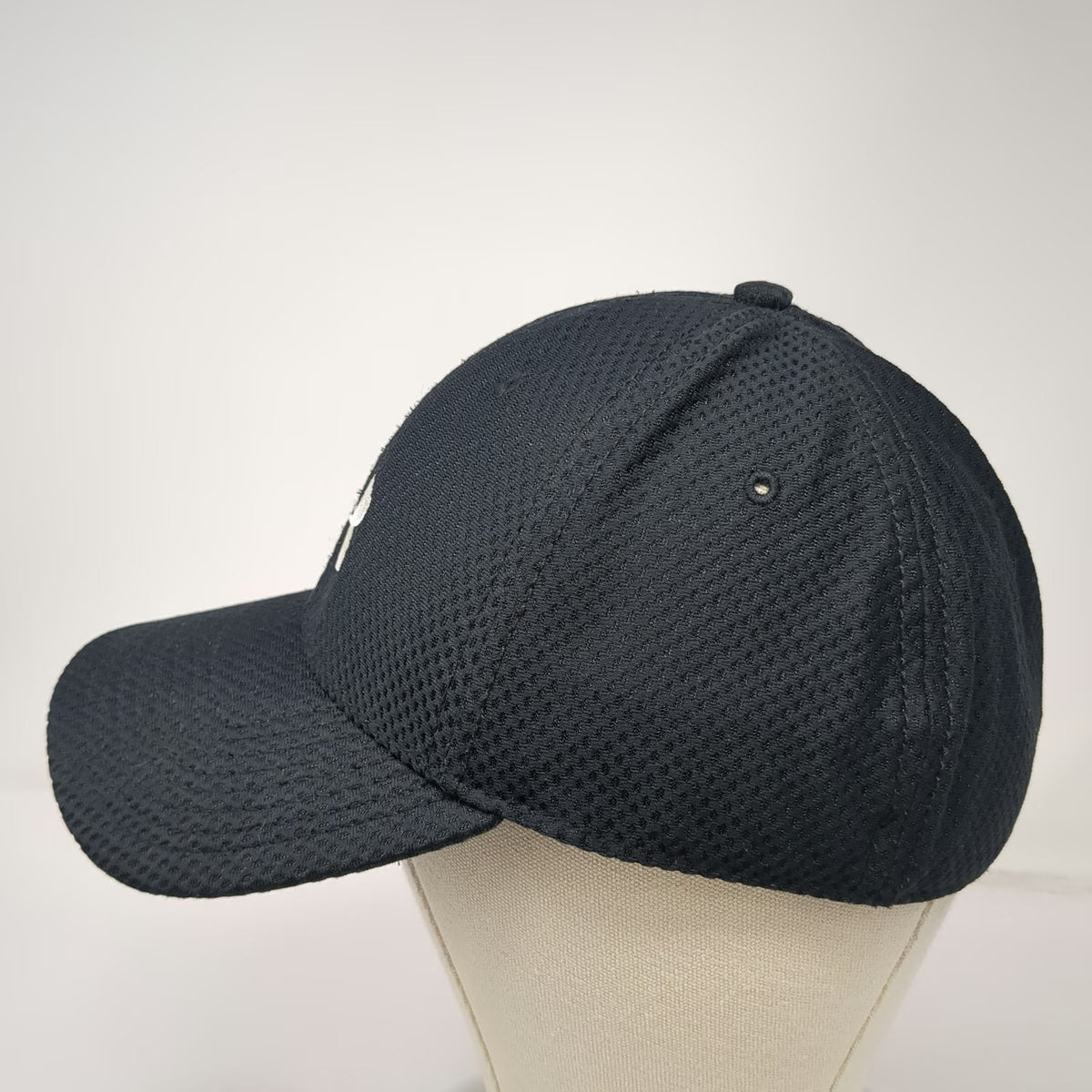 Under Armour Baseball Cap Black L Mesh Fitted Hat White Embroidered Logo Stretch