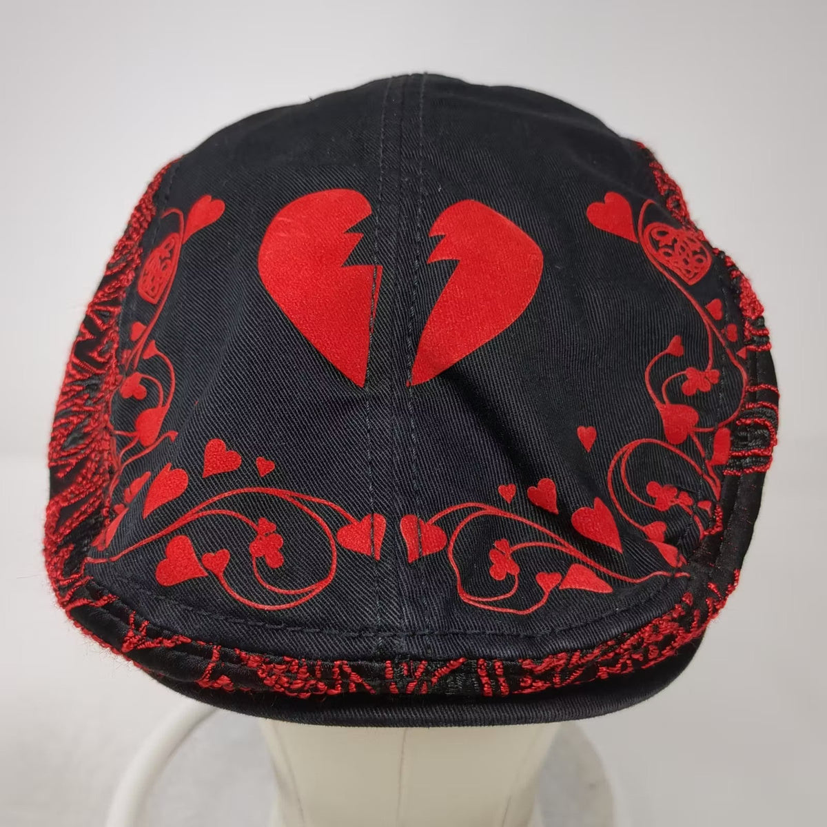 Disney Alice in Wonderland Newsboy Cap Black Red Embroidered Hearts Size L Hat