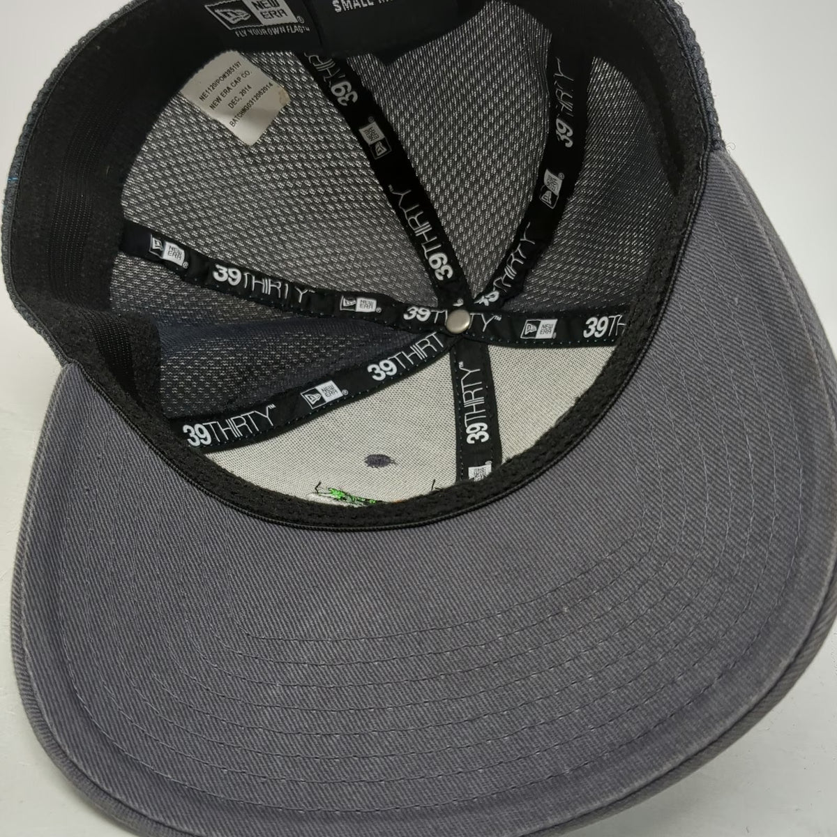 New Era Baseball Cap Gray M Fitted 39THIRTY Mesh Back Pressure Wash Logo Hat