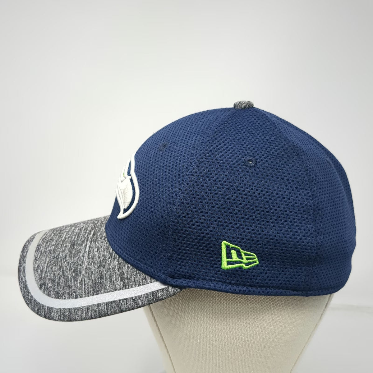 New Era Seattle Seahawks NFL Baseball Cap Blue Gray White Green M 39THIRTY Fit