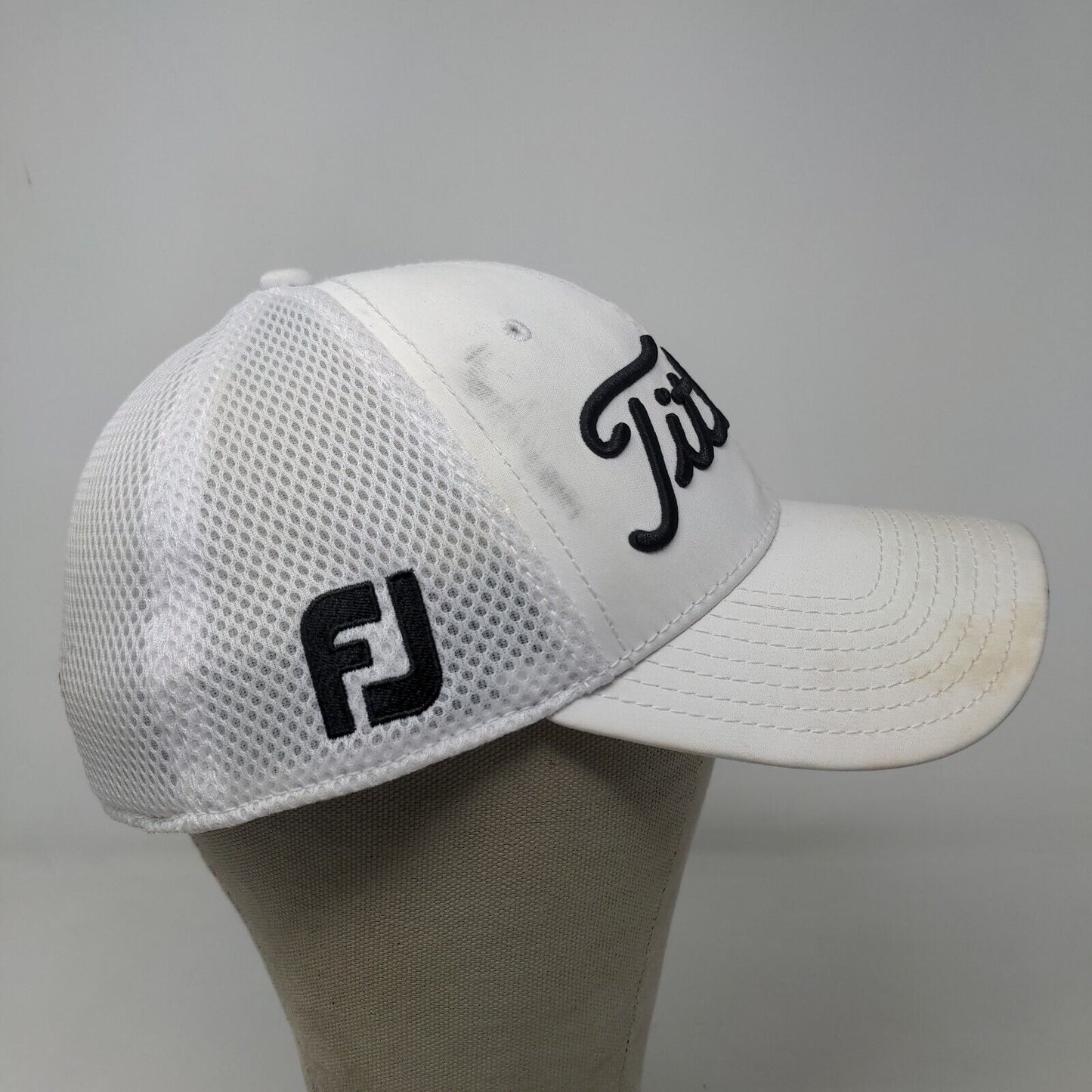 Titleist Men's Fitted Hat White Size M/L Embroidered Pro V1 Logo