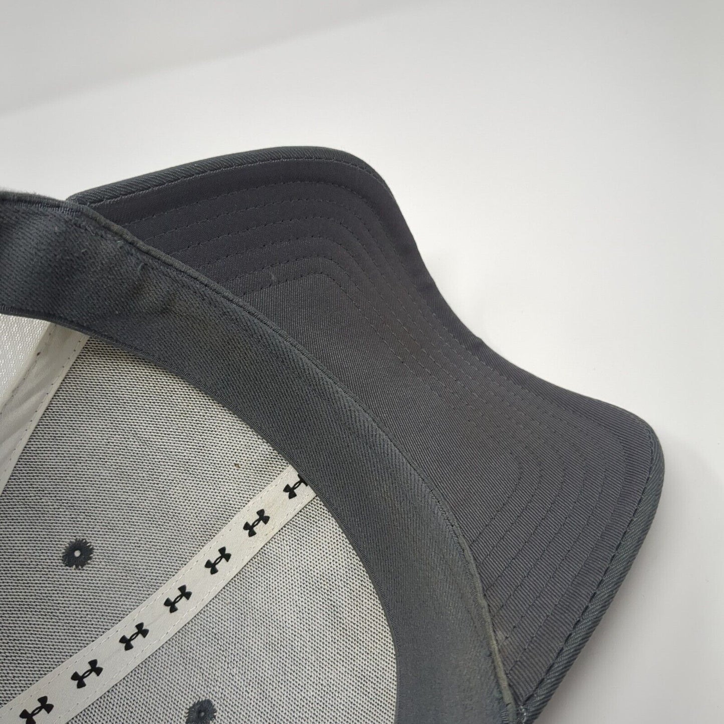 Under Armour Golf Fitted Mesh Back Hat Gray M/L Colorblock Embroidered