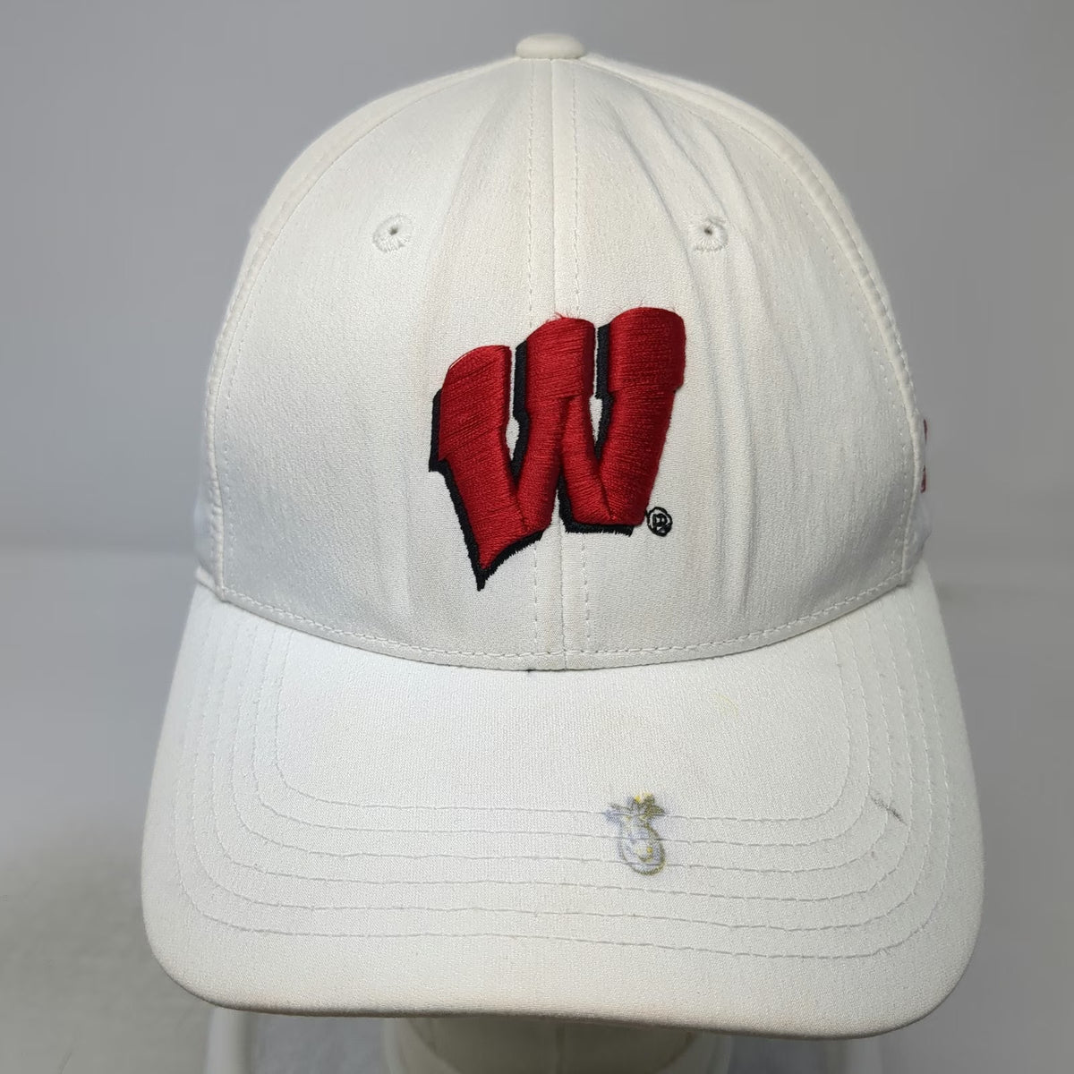 Under Armour Wisconsin Badgers NCAA Cap White Red L Stretch Fit Curved Brim Logo