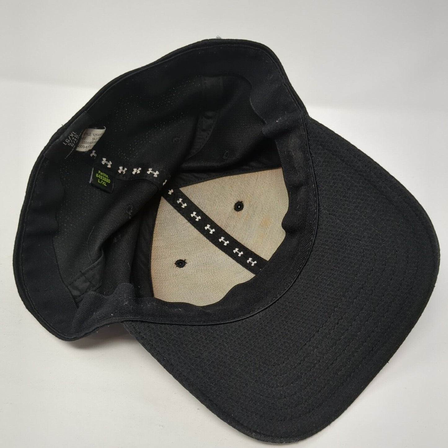 Under Armour Fitted Hat Black Size L/XL Embroidered Vented Holes 6 Panel