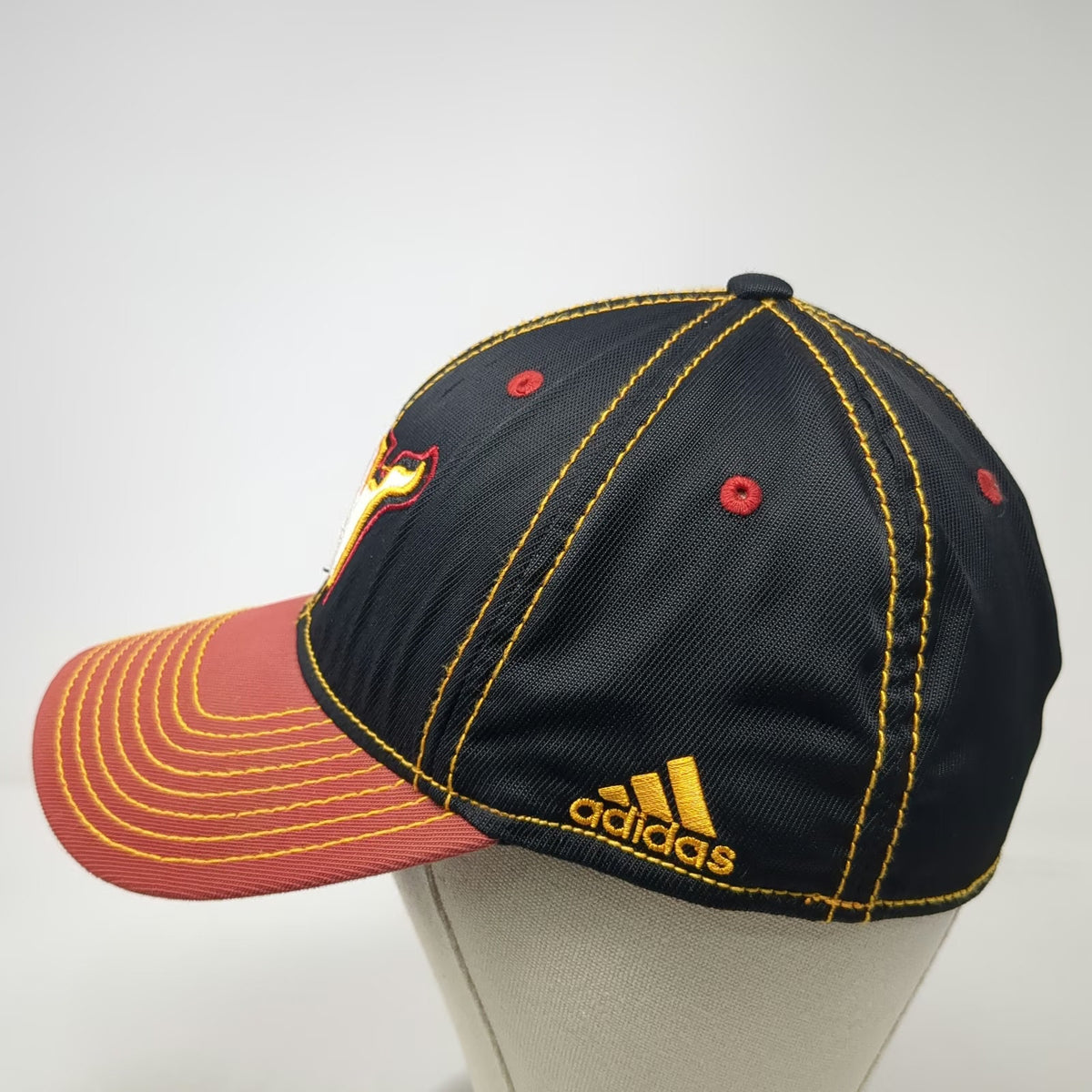 Adidas Miami Heat NBA Black Red Gold Hat Size M Contrast Stitching Stretch Fit