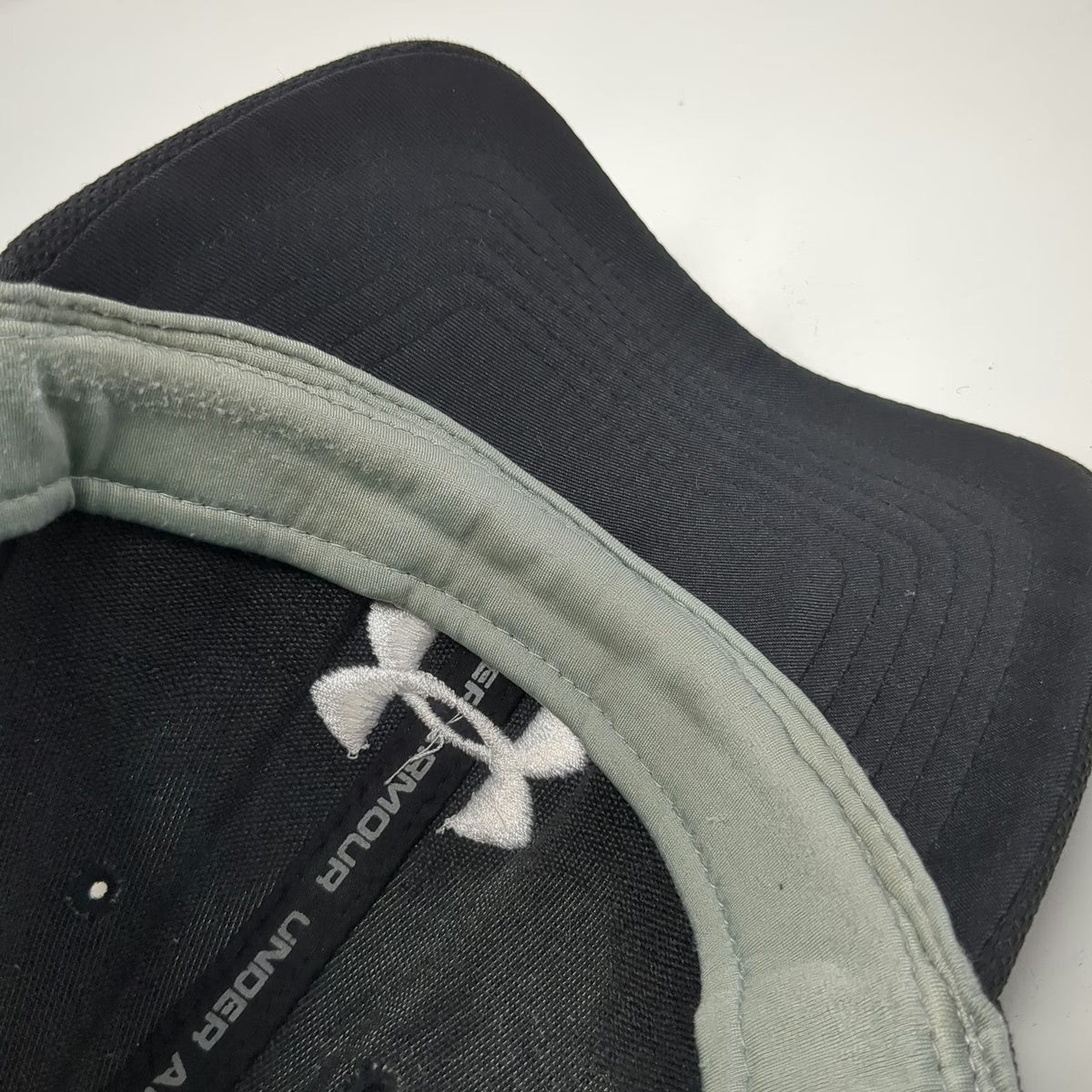 Under Armour Baseball Cap Black L Stretch Fit Mesh Embroidered Patch Sport Hat