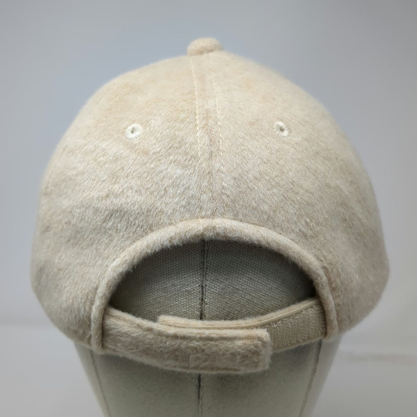 Steve Madden 5 Panel Beige Hat One Size Gold Metal Logo Satin Lined Textured