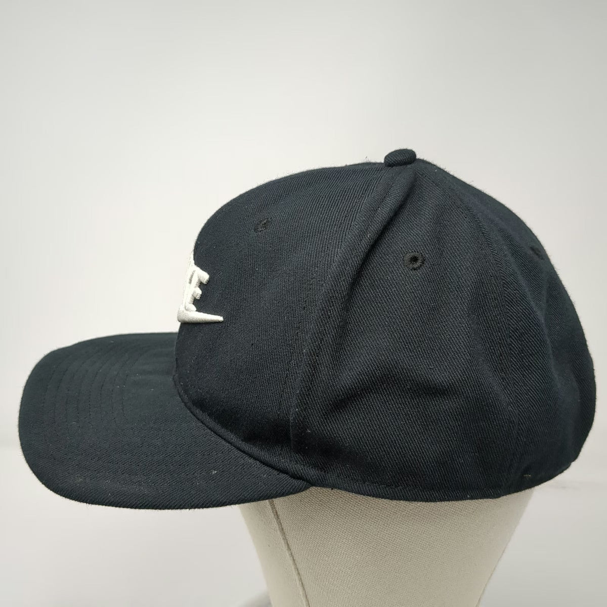 Nike Snapback Black White Green Underbill One Size Dri-Fit Pro Haeleah Logo Hat