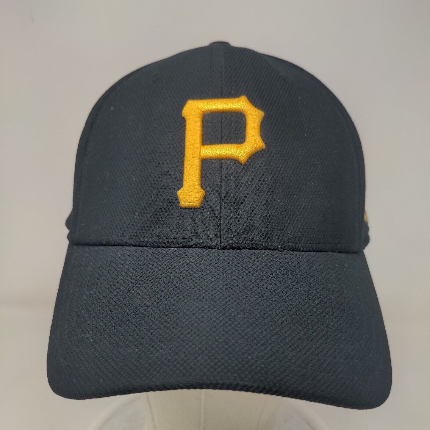 Under Armour Men's Strapback Hat Black OSFA Embroidered Pittsburgh Pirates Logo