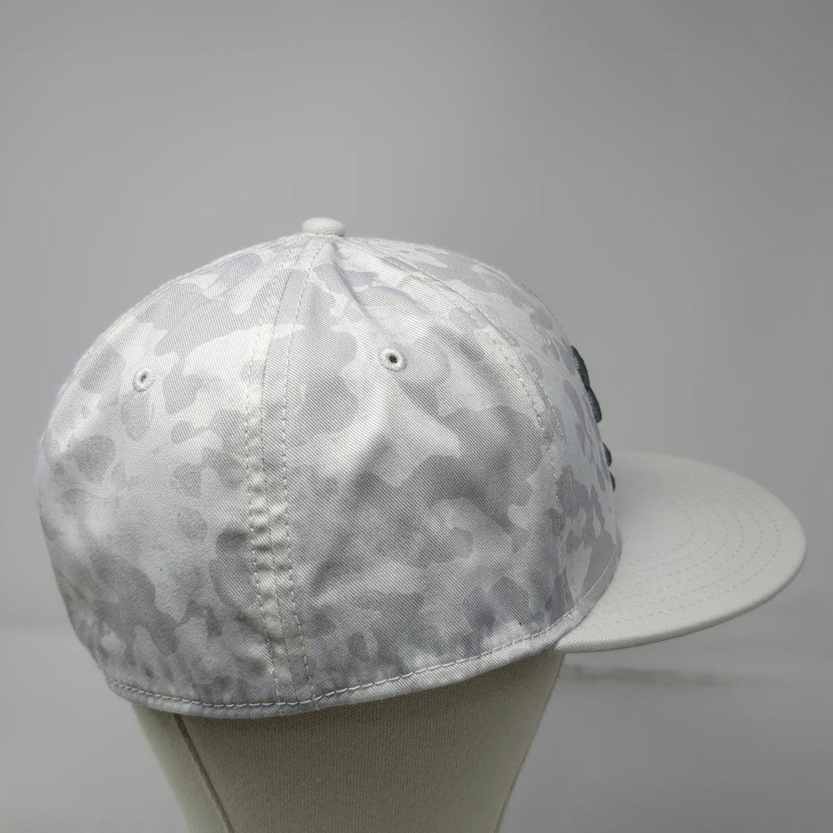 Under Armour Baseball Cap White XL Stretch Fit Camo Flat Brim Embroidered Logo