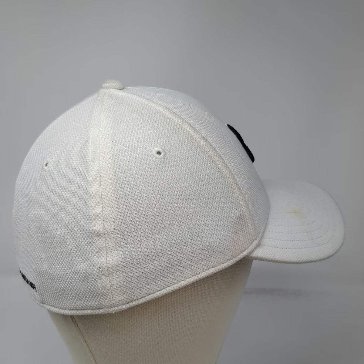 Under Armour Baseball Cap White L Fitted Blitzing Embroidered Logo Classic Fit