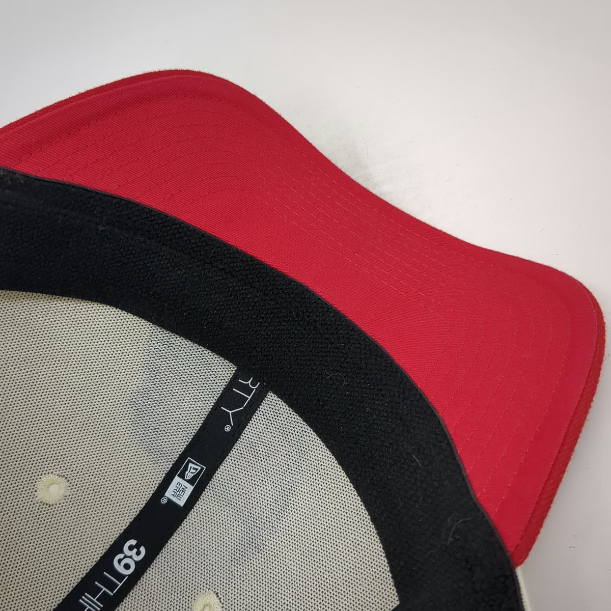 New Era Tampa Bay Buccaneers NFL White Red L Cap 39THIRTY Stretch Fit Skull hat