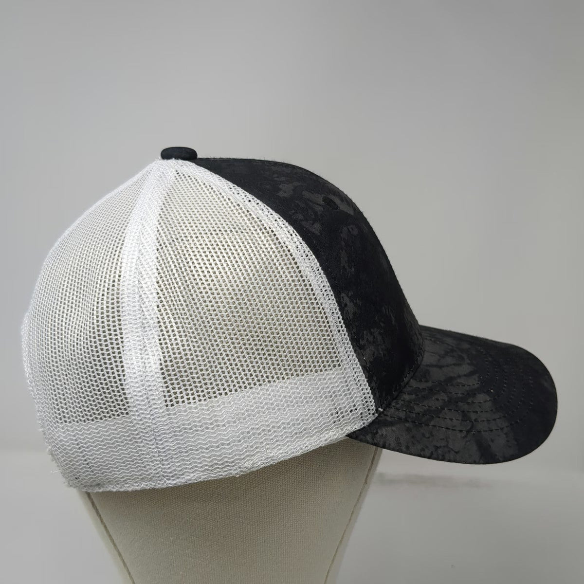 Realtree Trucker Hat Black White OSFM Camo Mesh Back Snapback Hunting Outdoor