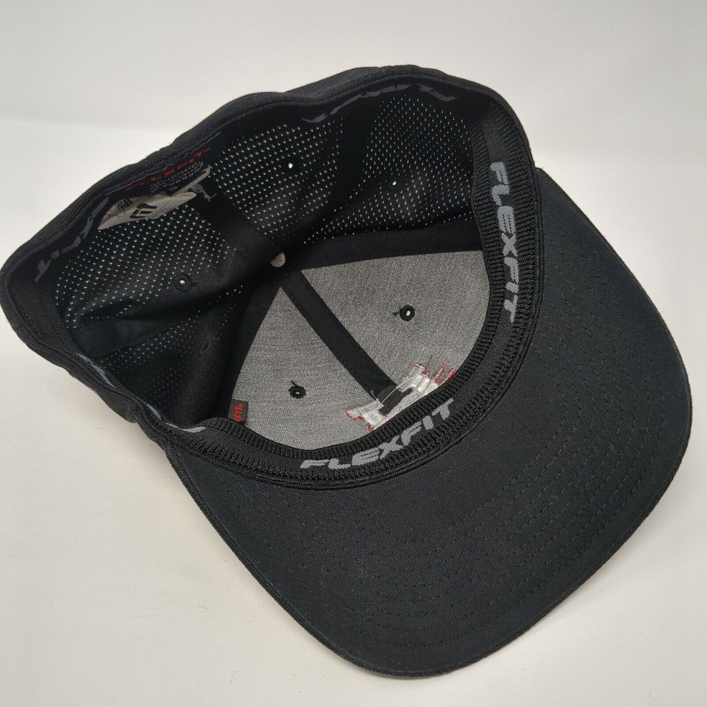 Travis Matthew Fitted Hat Black S/M Lightweight Embroidered Flexfit Yupoong
