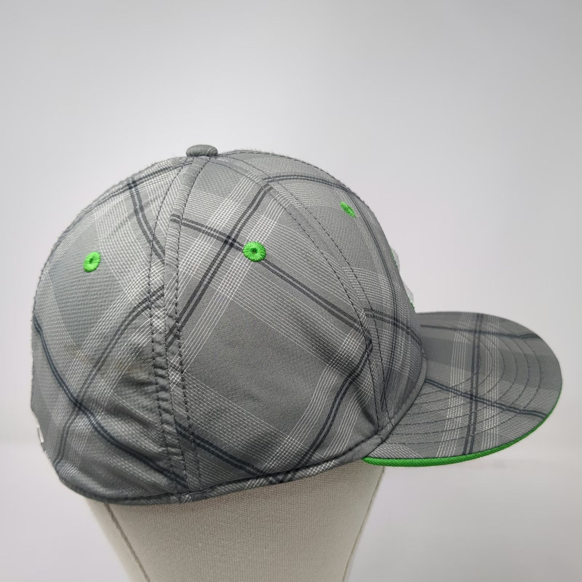 Under Armour Baseball Cap Gray L Plaid Golf HeatGear Stretch Fit Athletic Hat