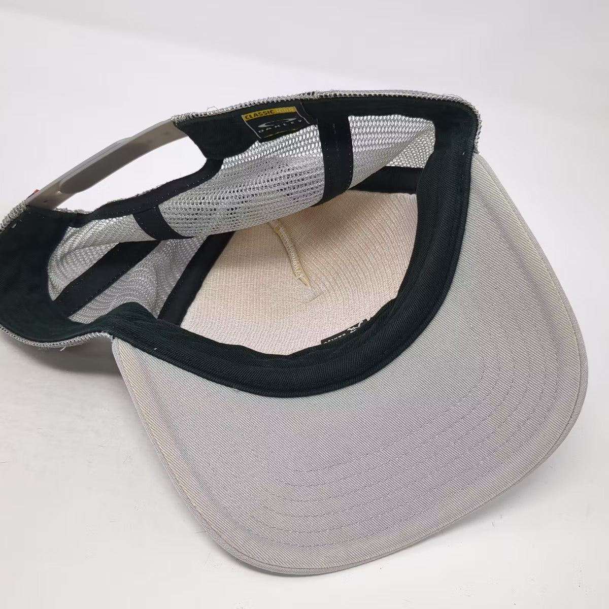 Oakley Gray Trucker Hat One Size Mesh Snapback Camo Graphic Logo Adjustable
