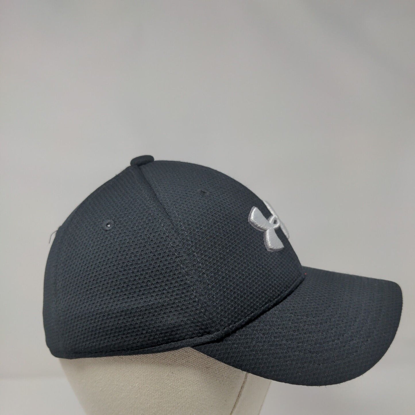 Under Armour Youth Fitted Hat Black Size S/M Lightweight Vented Holes 6 Panel