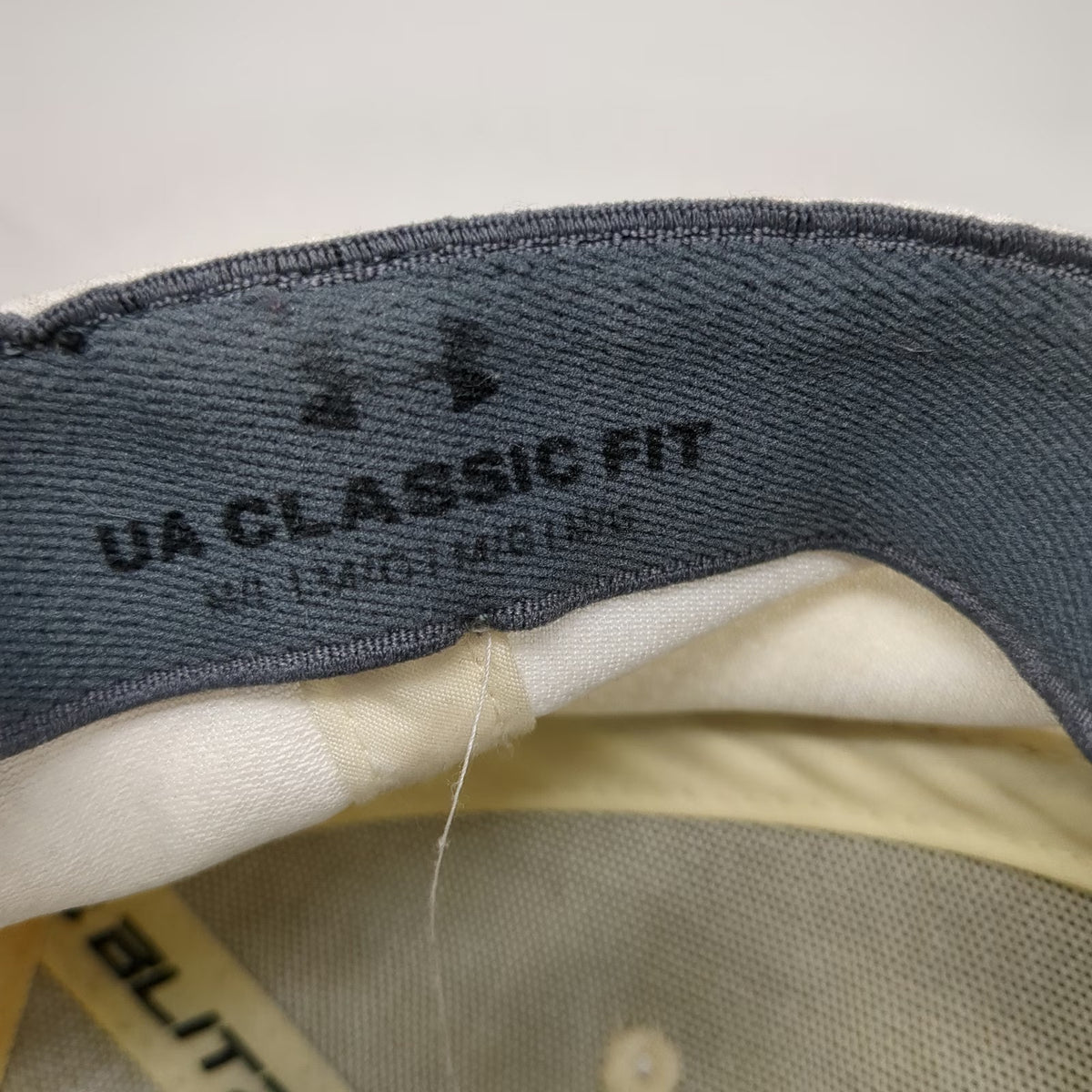 Under Armour Baseball Cap White L Embroidered Logo Stretch Fit Blitzing Hat