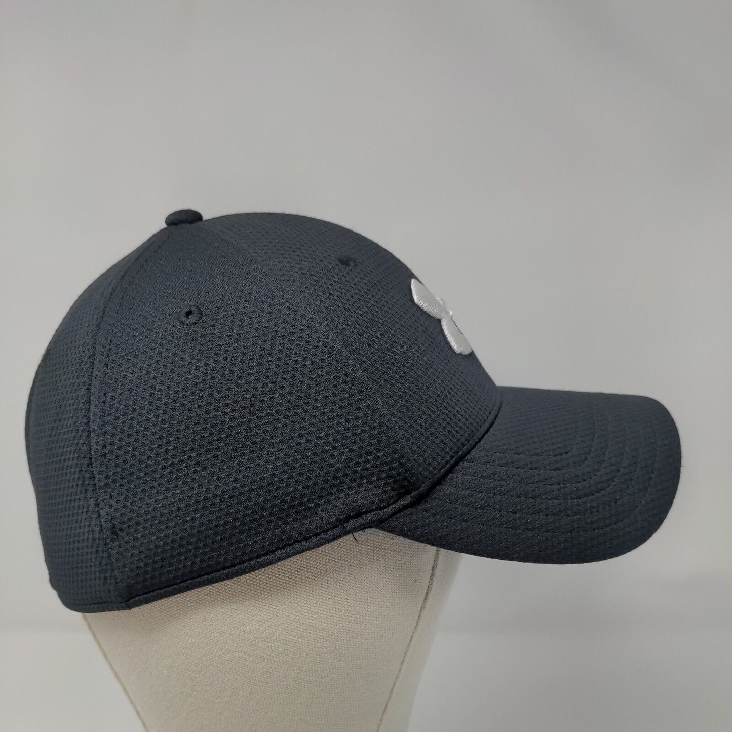 Under Armour Fitted Hat Black M/L Classic Fit Blitzing Embroidered 6 Panel