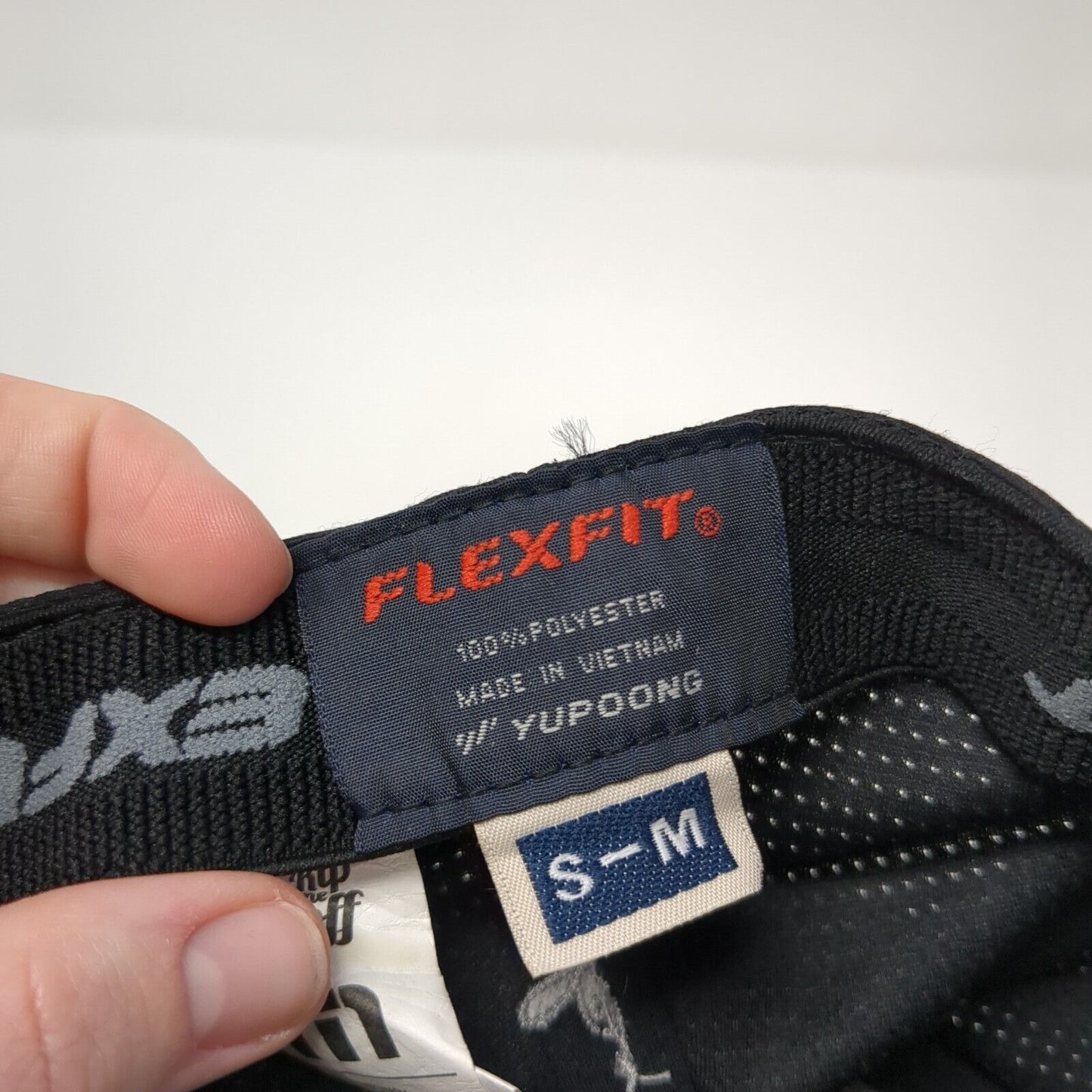 Travis Matthew Fitted Hat Black S/M Lightweight Embroidered Flexfit Yupoong
