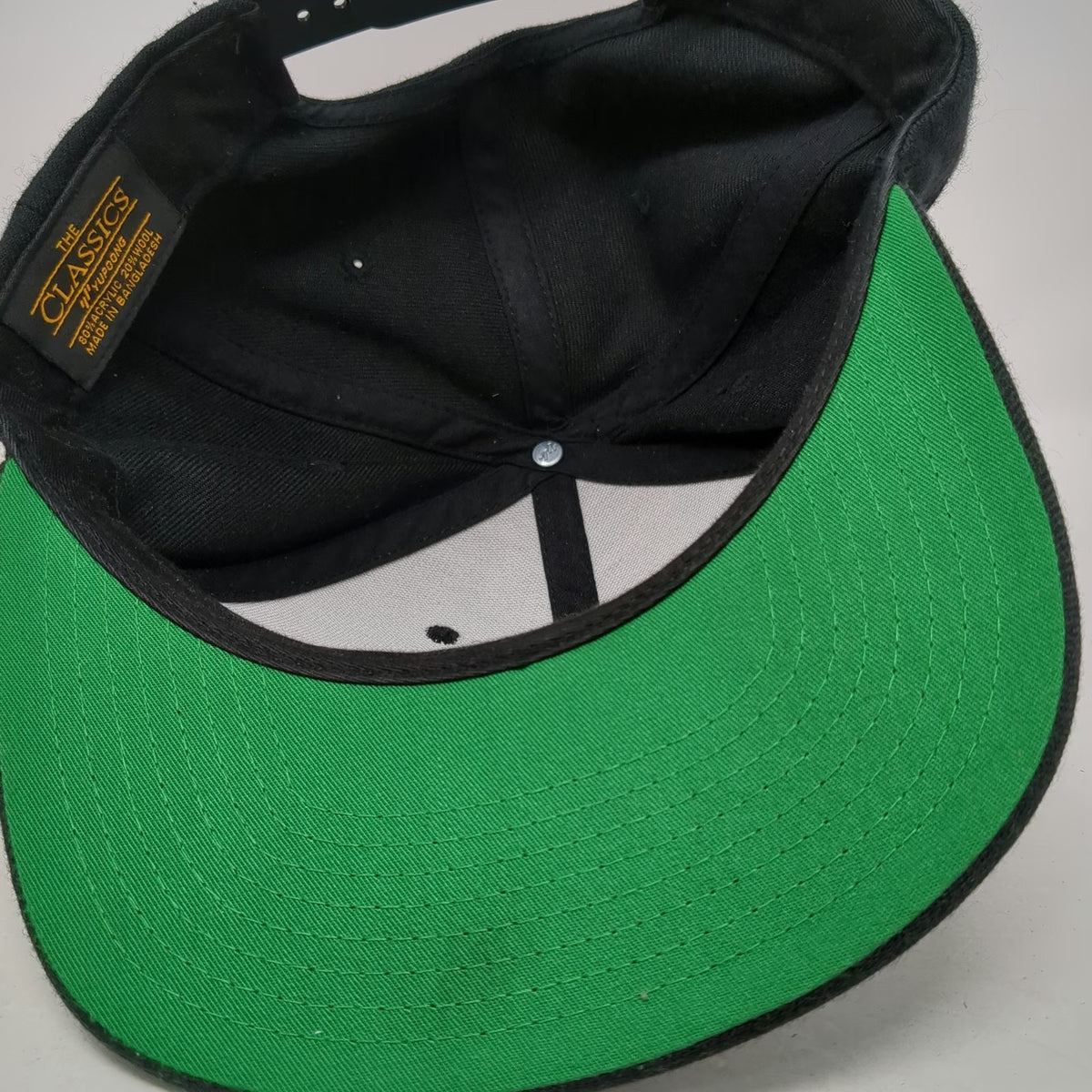 Yupoong Snapback Black One Size TOOBS Distribution Green Underbrim Wool Hat