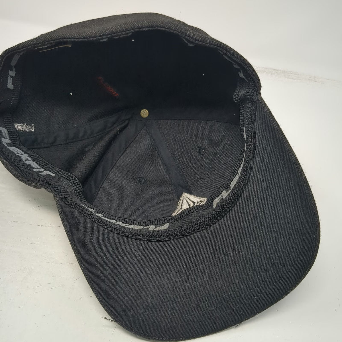 Volcom Baseball Cap Black XL Hat Flexfit Embroidered Logo Stone Curved Brim
