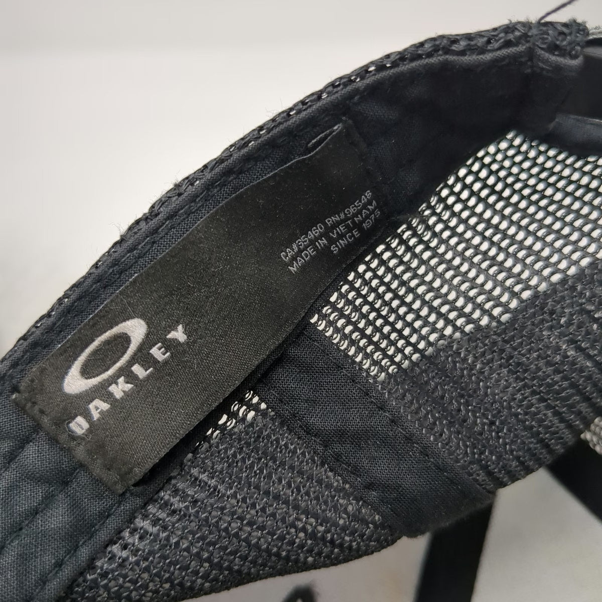 Oakley Trucker Hat Gray One Size Mesh Back Logo Patch Snapback Breathable
