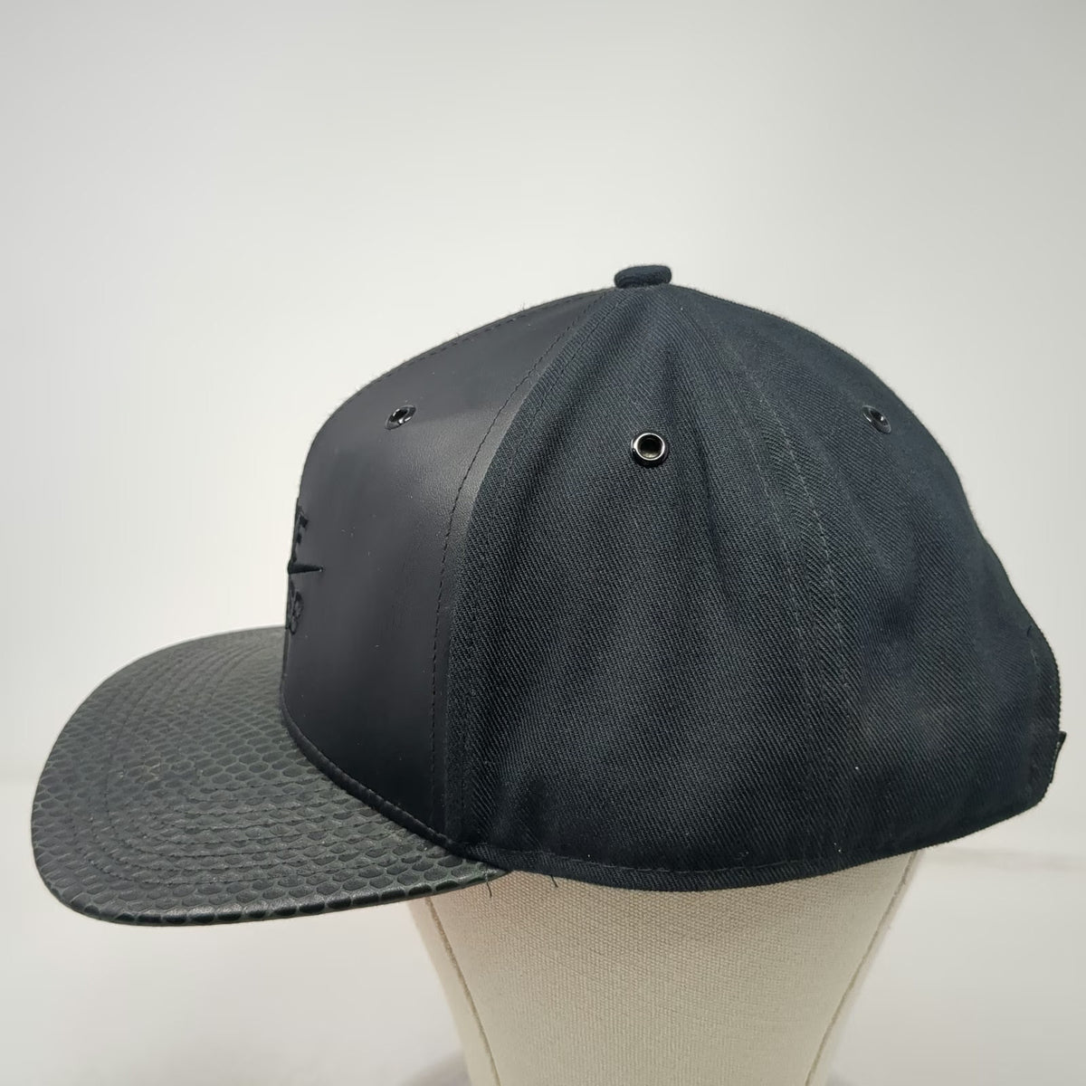 Nike SB Baseball Cap Black One Size Snakeskin Brim Red Underbrim Strapback Hat
