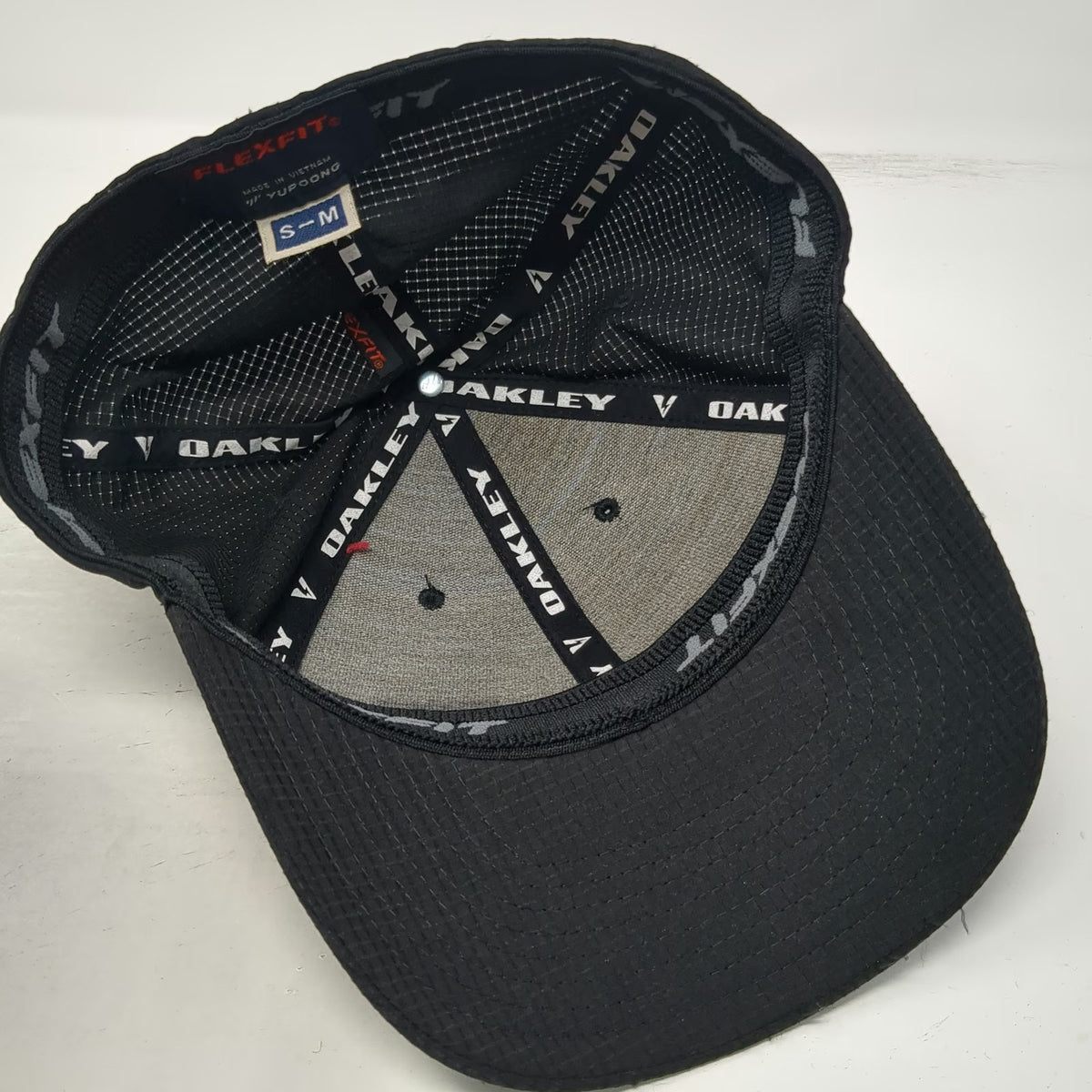 Oakley Baseball Cap Black S-M Flexfit Grid Texture Performance Logo tonal hat