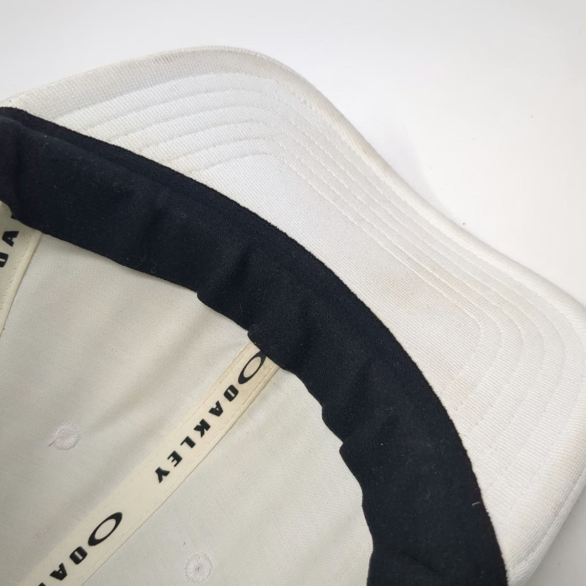 Oakley Baseball Cap White L/XL Flexfit Classic Low Metal Logo Curved Brim Hat