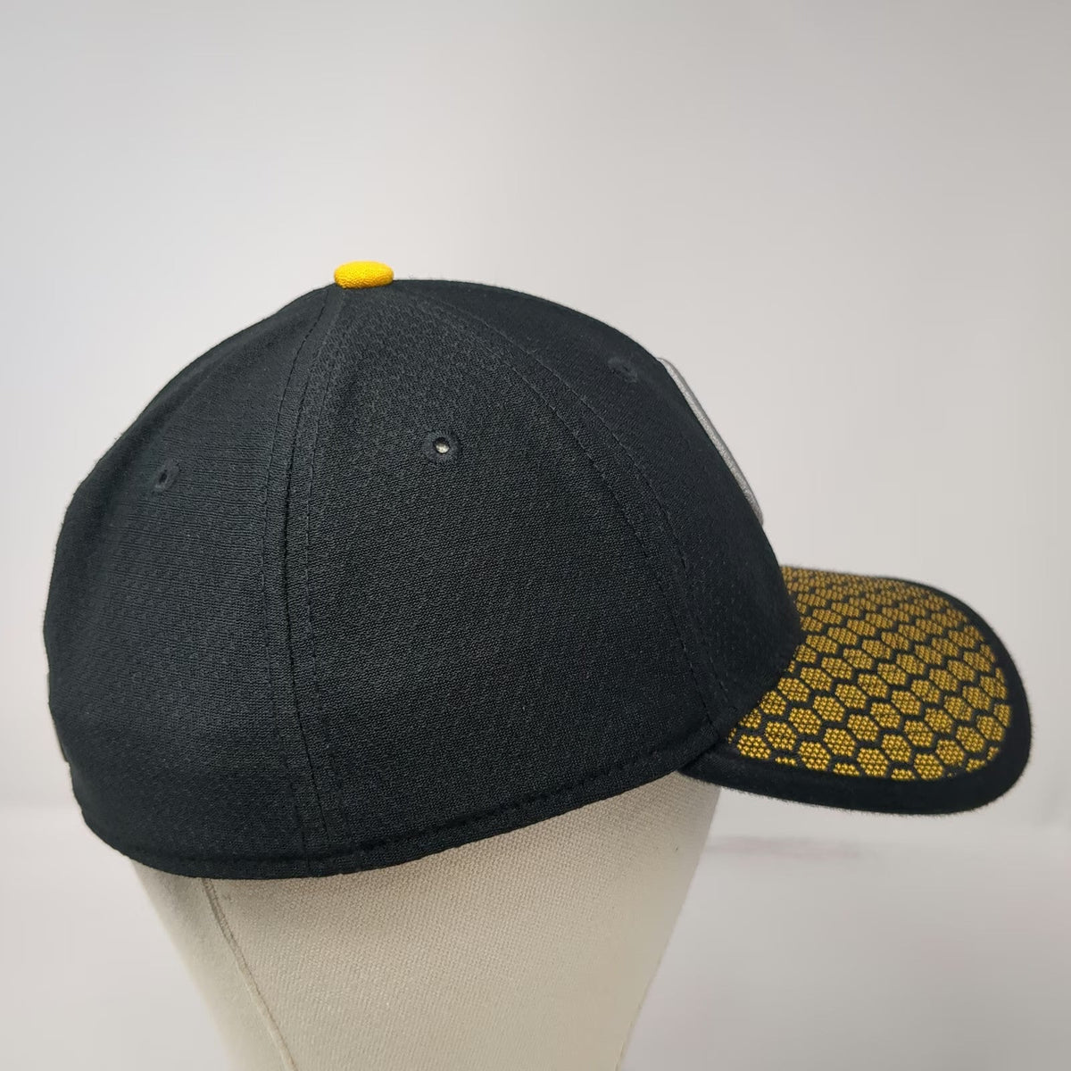 New Era Pittsburgh Steelers NFL Black Cap Size M Honeycomb Brim Stretch Fit Hat