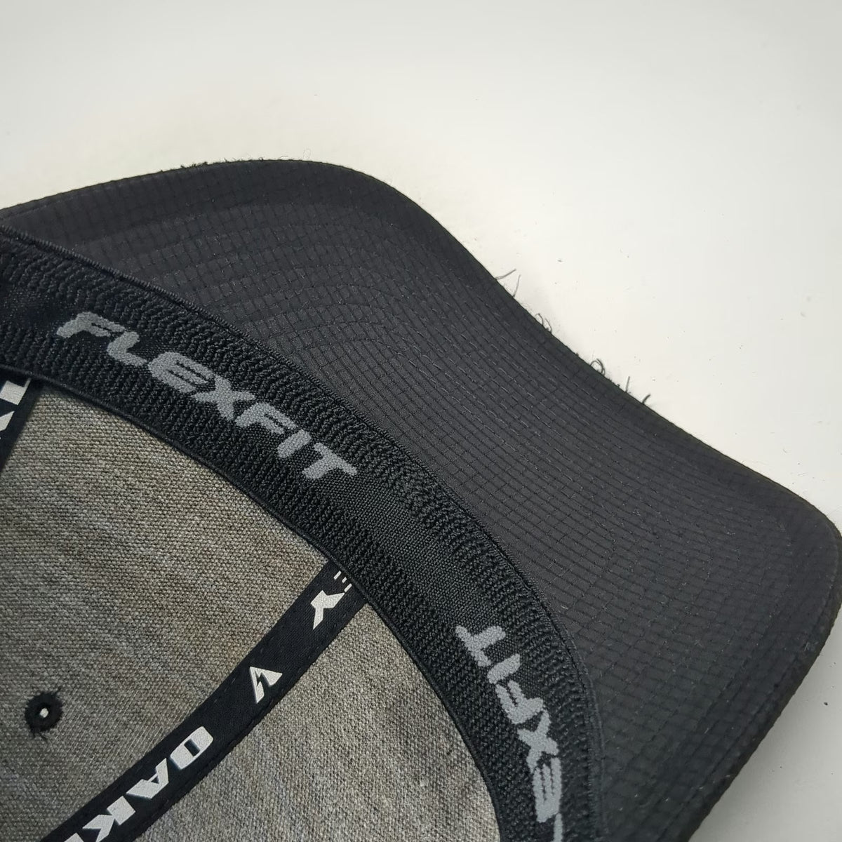 Oakley Baseball Cap Black S-M Flexfit Grid Texture Performance Logo tonal hat