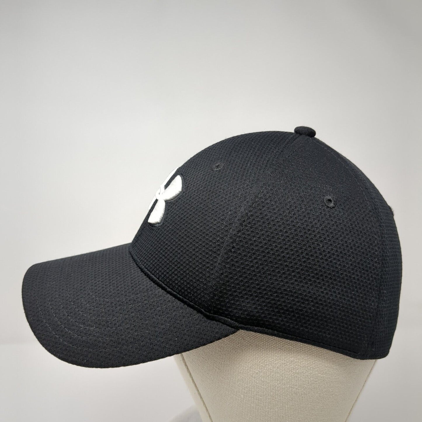 Under Armour Fitted Hat Black M/L Embroidered Vented Holes 6 Panel Polyester