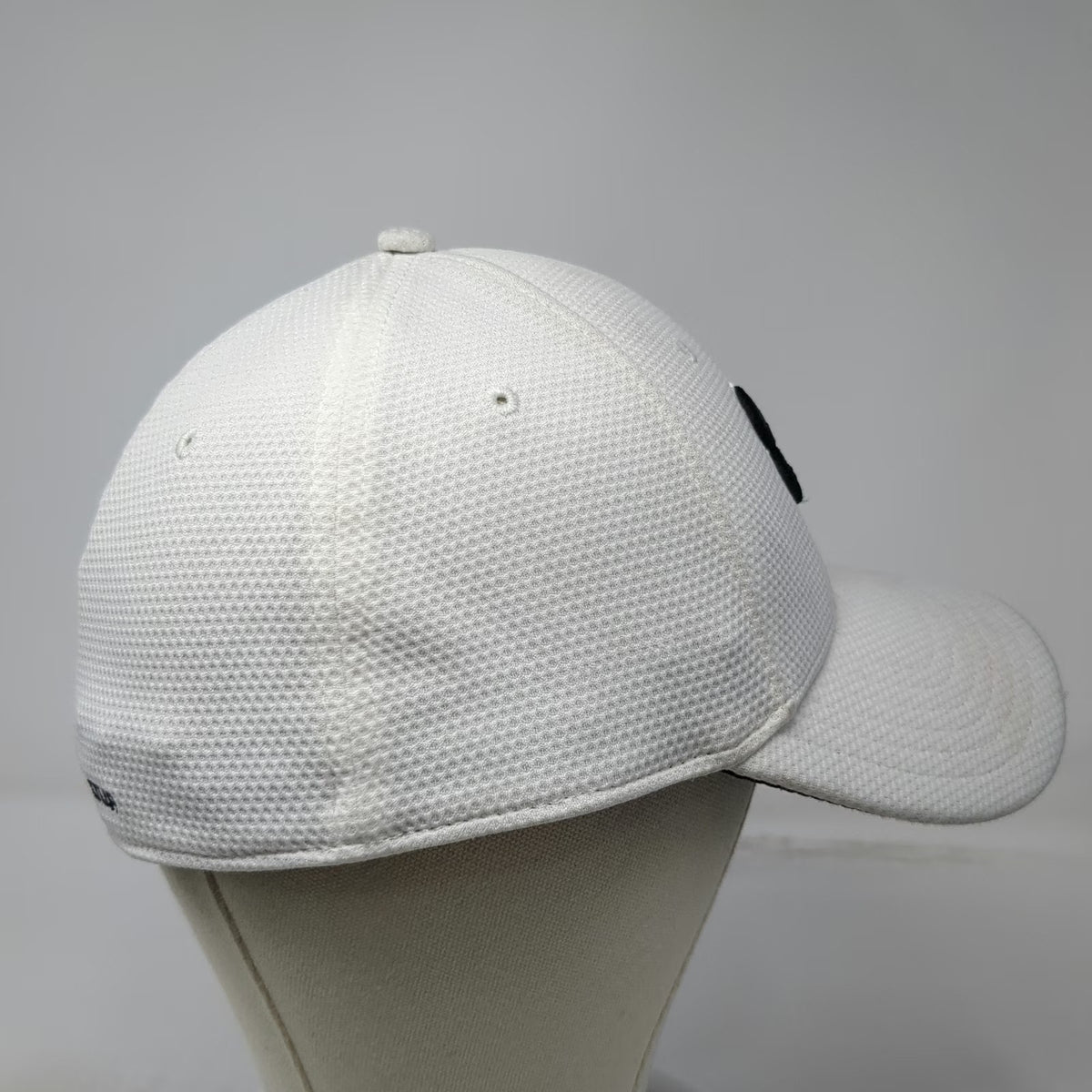 Under Armour Baseball Cap White XL Fitted Logo Polyester Mesh Breathable Hat