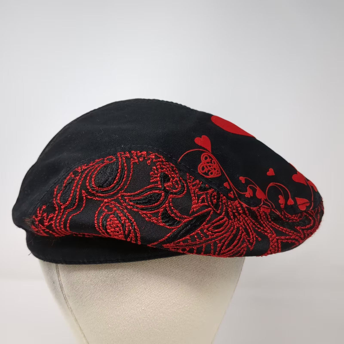 Disney Alice in Wonderland Newsboy Cap Black Red Embroidered Hearts Size L Hat